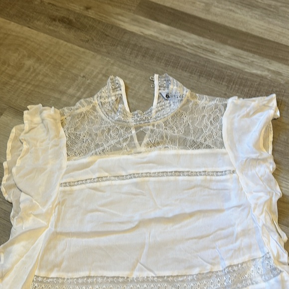 Fabulous Lace Shirt - Picture 2 of 3